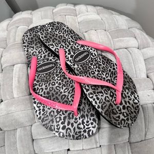 Leopard and pink havaianas